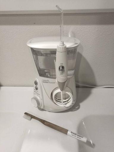 Brush Naked White Blanc with Plant-Based Bristles with Water Flosser